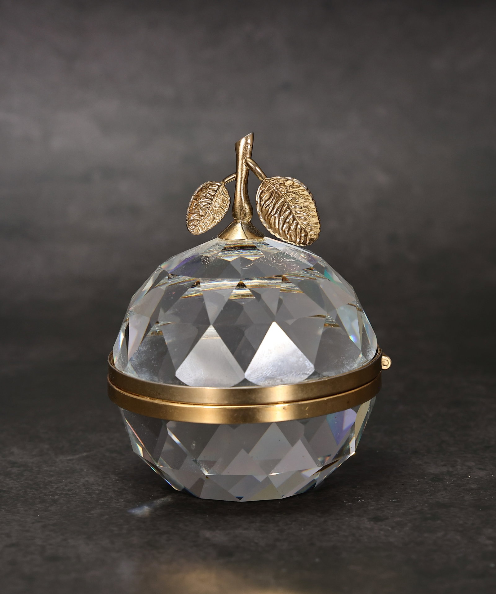 Swarovski Crystal Apple Paperweight Picture Holder Hinged Mirrors: Swarovski Crystal Apple Paperweight Picture Holder Hinged Mirrors (8 x 7 cm) Good Condition, No chips and cracks, sold without the original box,
