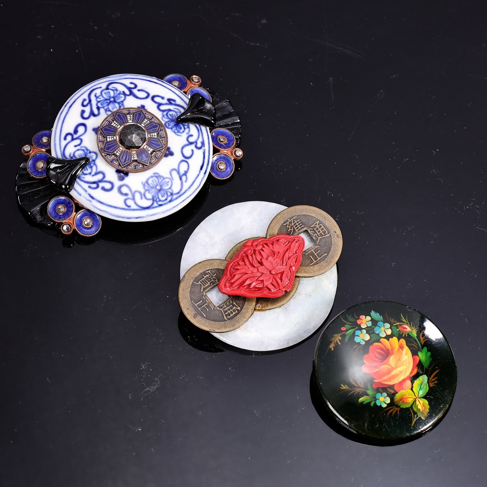 Collection Of Assorted Materials Elements Brooches: Collection Of Assorted Materials Elements Brooches (About 8.5 x 5.5 x 1.3 cm more or less)