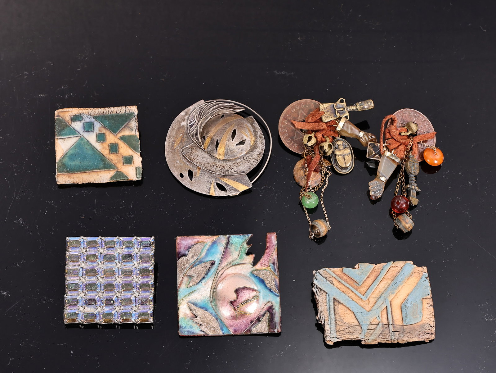 Group Of Costume Jewelry Brooches And Earring (1 of 5)