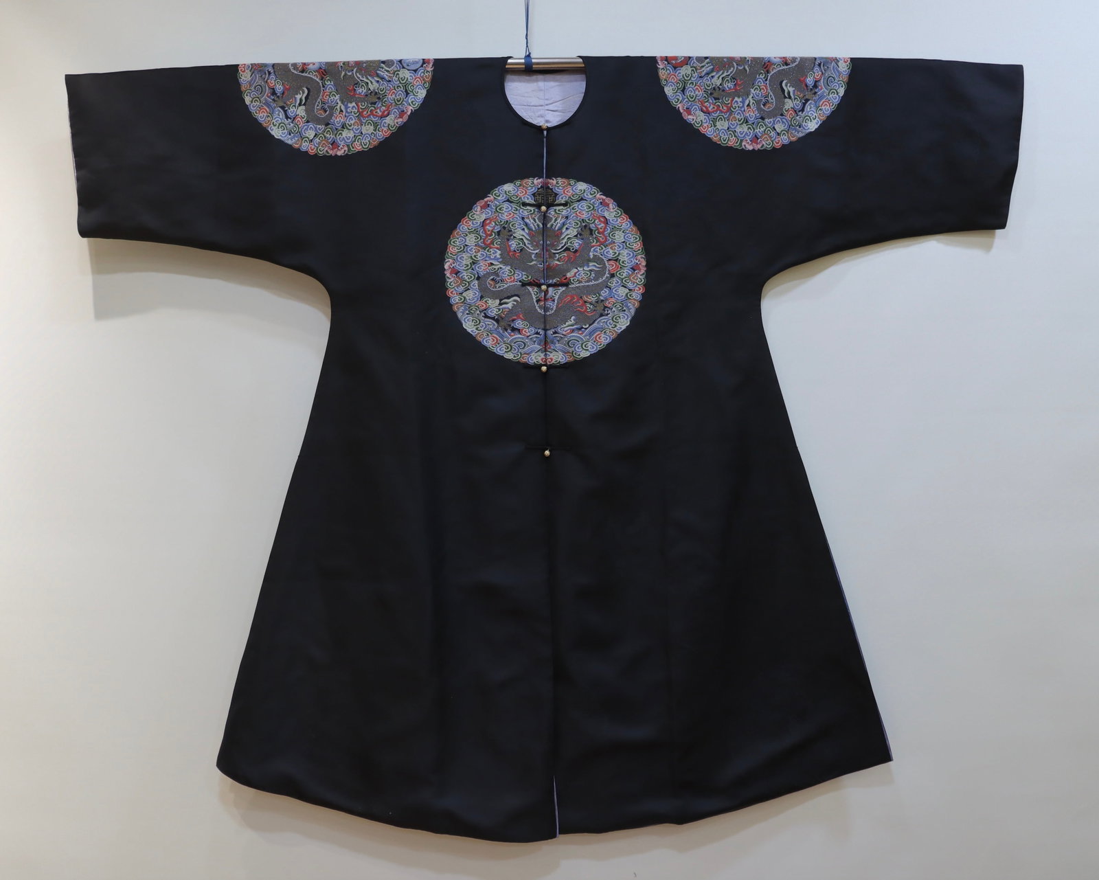 Silk Embroidery Cloud and Dragon Pattern Dragon Robe: Silk Embroidery Cloud and Dragon Pattern Dragon Robe (148 x 118cm)