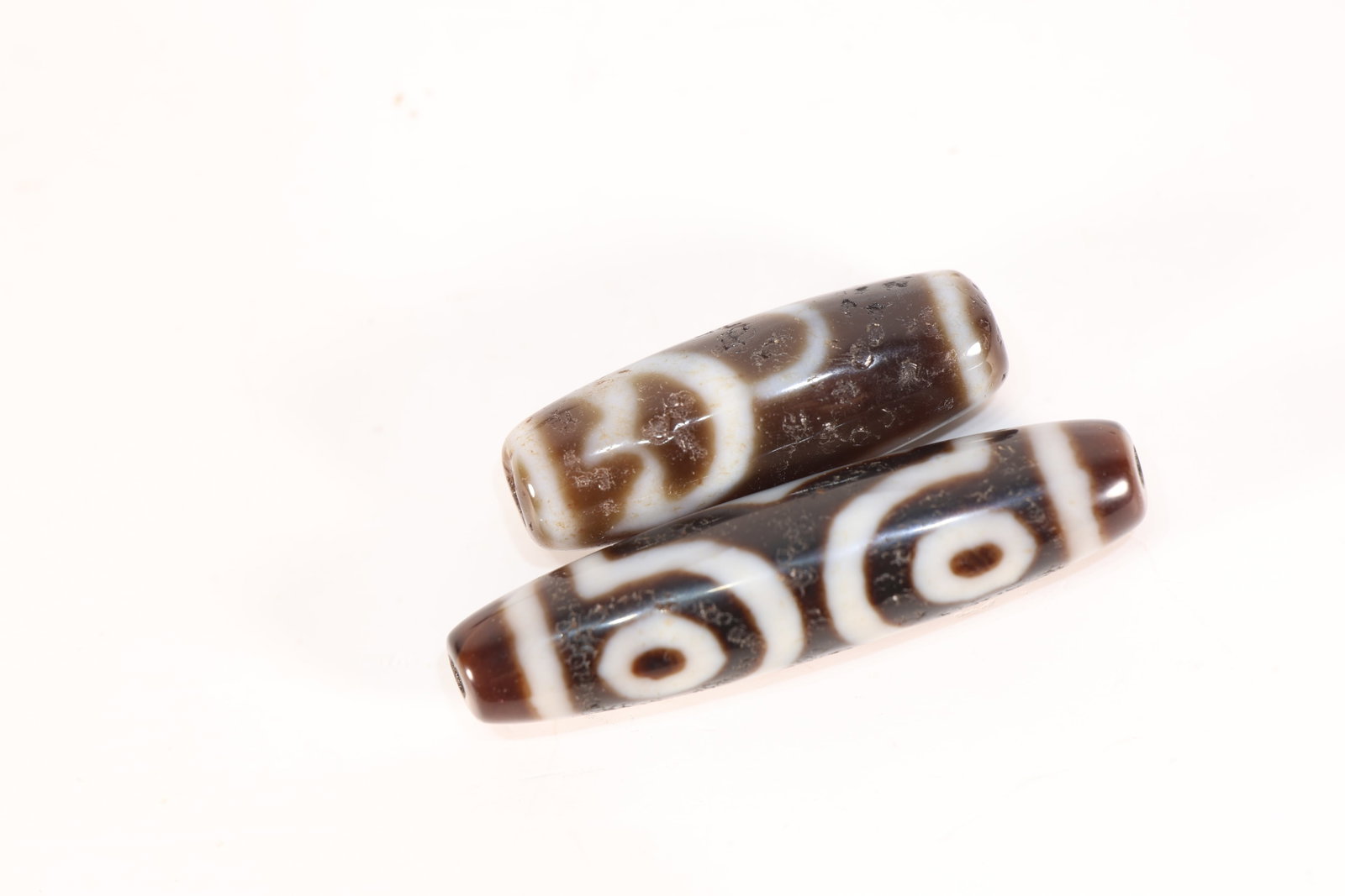 Pair of Dzi Bead: Pair of Dzi Bead (4.8 x 1.3cm,3.3 x 1.3)