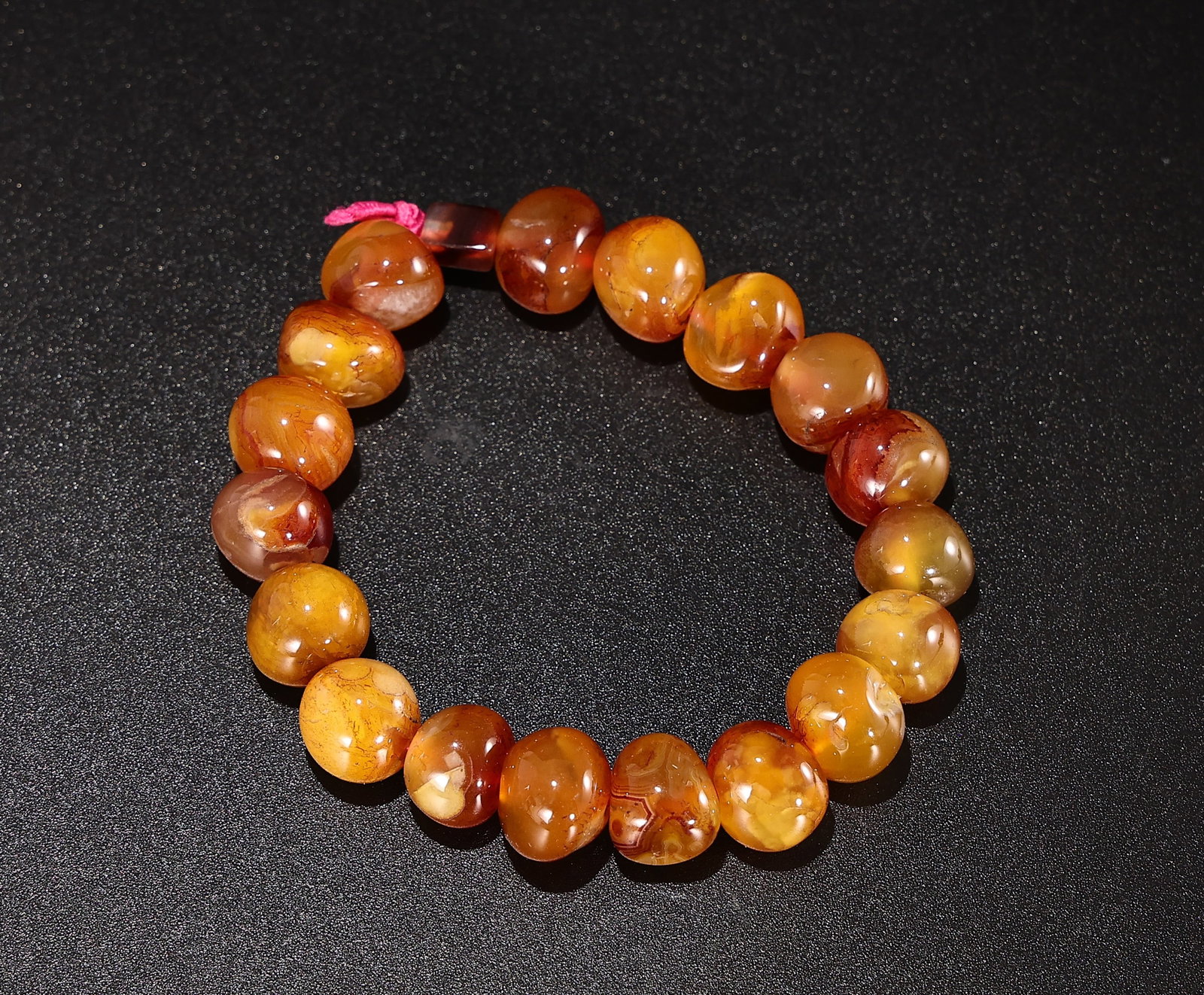 Agate Beaded Bracelet: Agate Beaded Bracelet (Circumference: 6 cm, Beads: 1 cm)