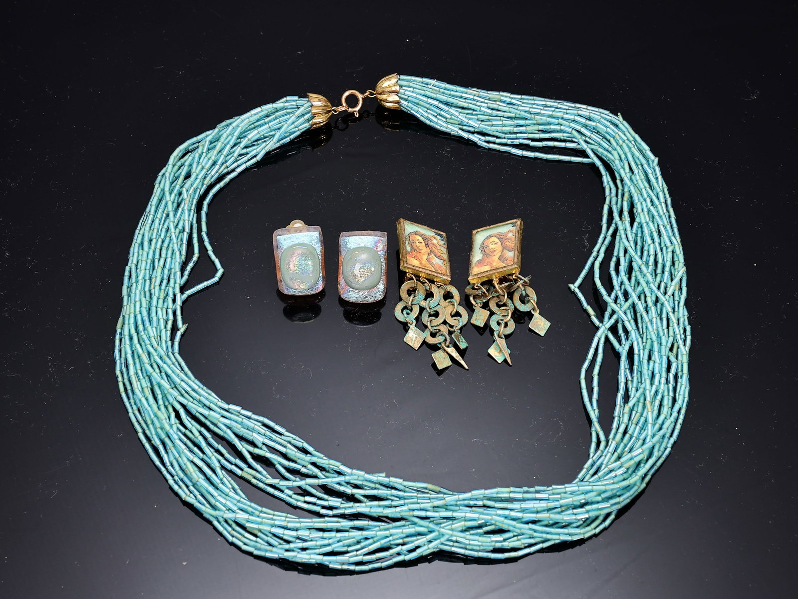 Muti-strand Tiny Green Necklace And Handcrafted Art Clip-on Earrings: Muti-strand Tiny Green Necklace And Handcrafted Art Clip-on Earrings (Total length: 58 cm, earring about:10 x 6 cm each more or less)