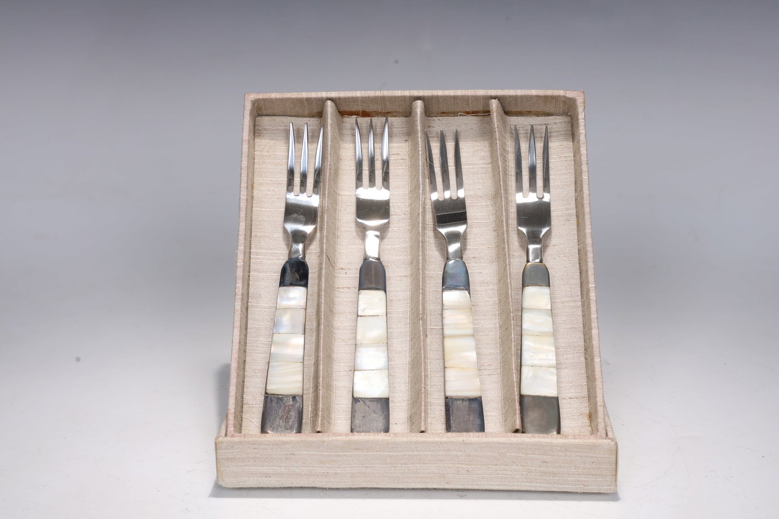 Box of 4 Towle Mother Of Pearl Handled Forks: Box of 4 Towle Mother Of Pearl Handled Forks (15 x 0.5 x 1.5 cm each)