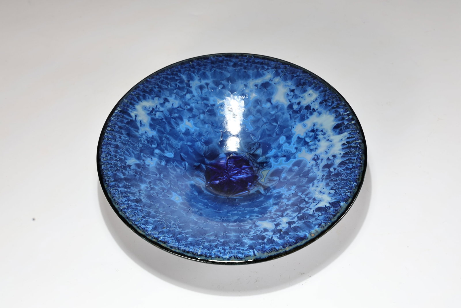 American Art Pottery Blue Crystalline Glaze Bowl By Rey West: American Art Pottery Blue Crystalline Glaze Bowl By Rey West (21 x 4 cm)