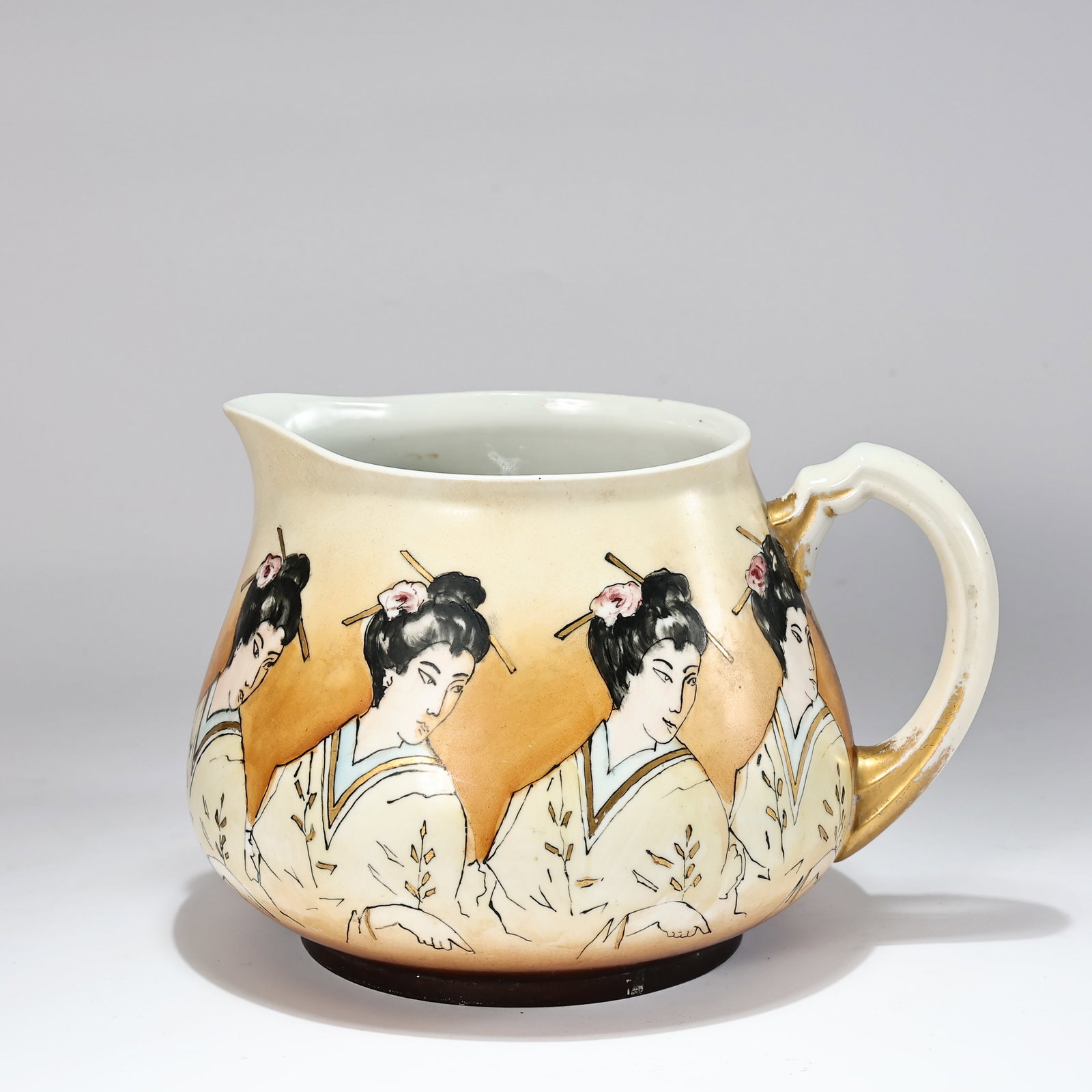 Japanese Porcelain Pitcher with Hand-Painted Japanese Ladies & Gilt c1900: Japanese Porcelain Pitcher with Hand-Painted Japanese Ladies & Gilt c1900 (16 x 17 x 23 cm)
