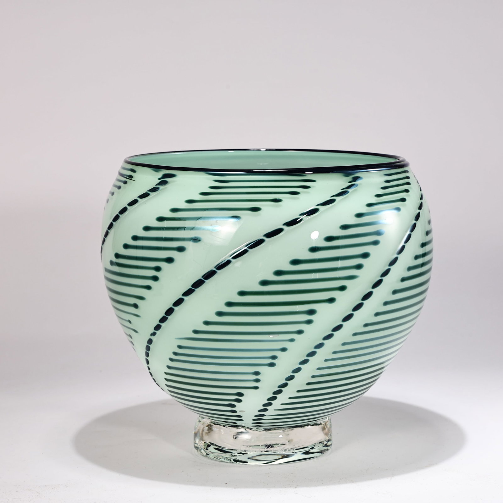 Hand-Blown Studio Art Mint Green Geometric Glass Vase Signed Daniel Clay 1991: Hand-Blown Studio Art Mint Green Geometric Glass Vase Signed Daniel Clay 1991 (21 x 21 cm)