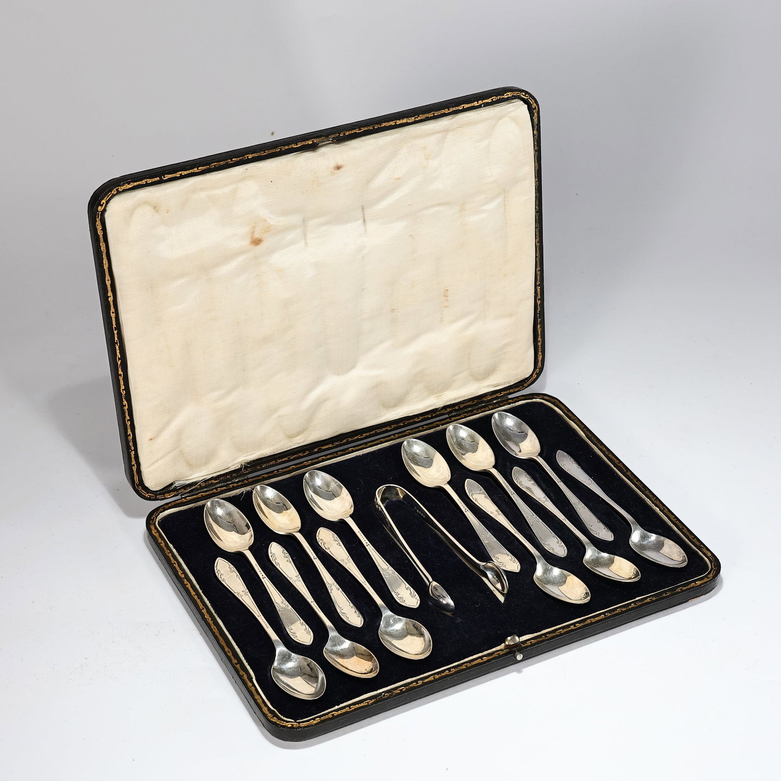 Vintage Silver-Plated Teaspoon Set with Sugar Tongs With Case: Vintage Silver-Plated Teaspoon Set with Sugar Tongs With Case (Box: 27 x 19 x 3 cm, Spoon: 12.5 x 2.4 x 1 cm each)