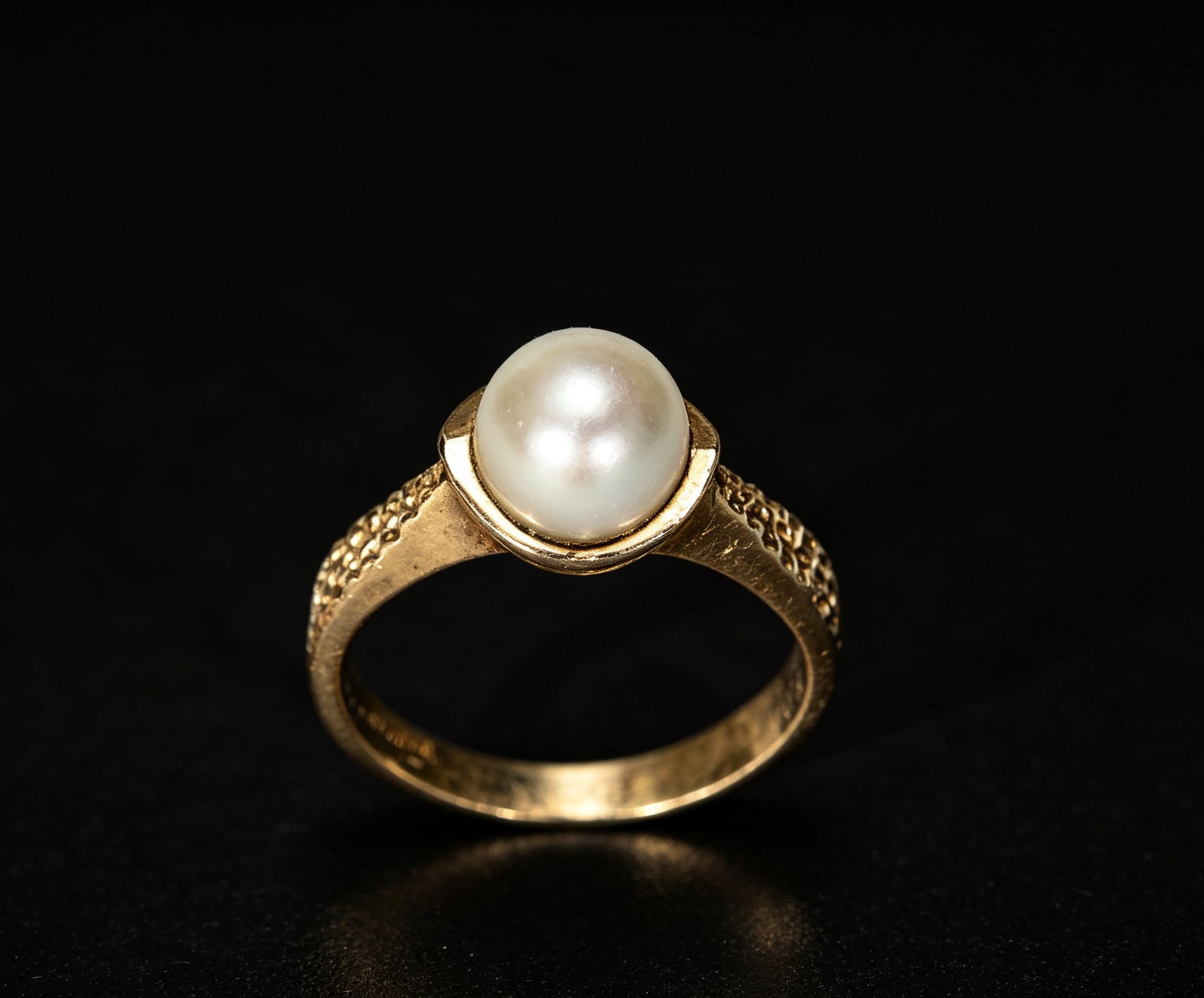 14K Yellow Gold Cultured Pearl Ring: 14K Yellow Gold Cultured Pearl Ring (US size 4, 3.8 grams weight)