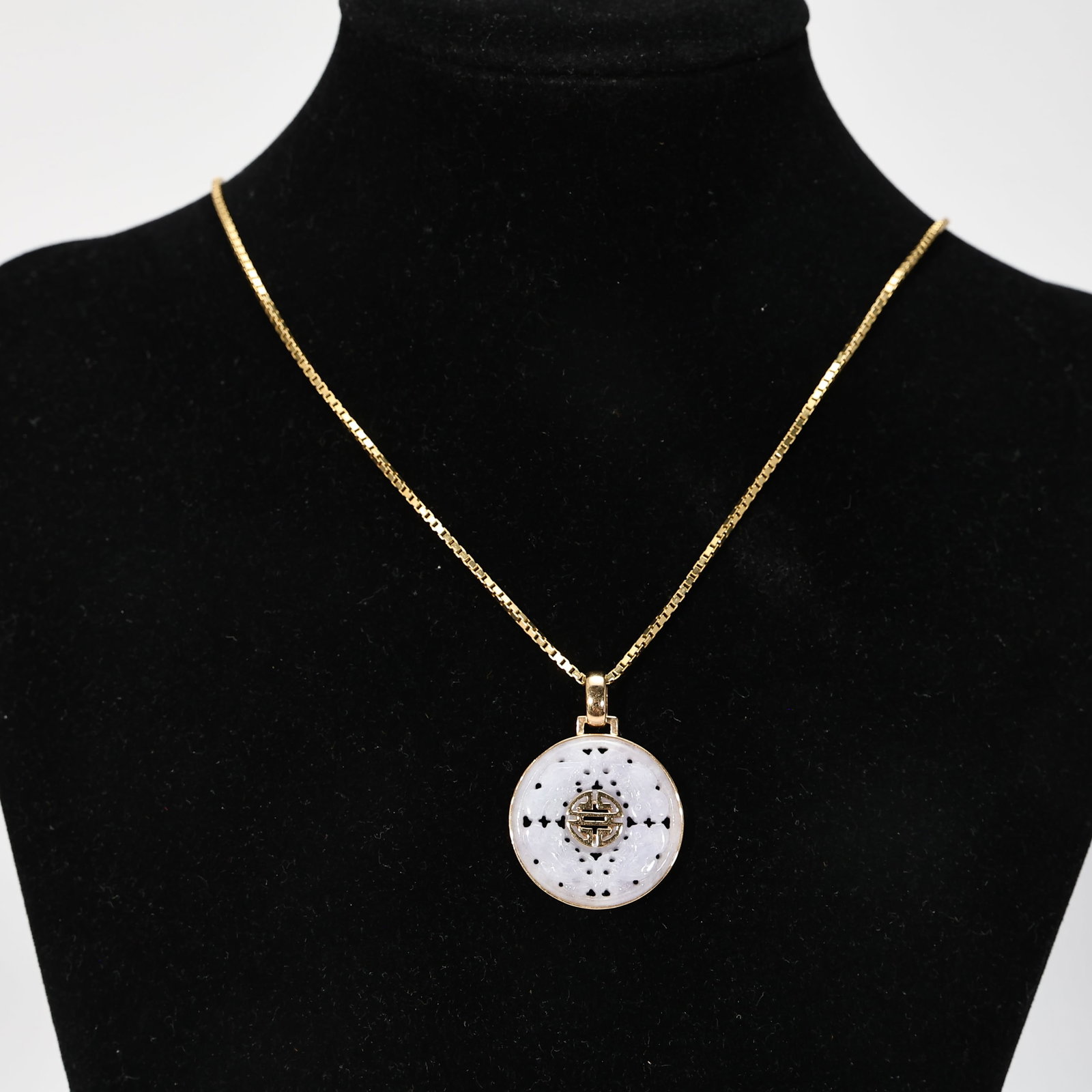 Chinese White Jade Shou Longevity Pendant 14k Yellow Gold Necklace: Chinese White Jade Shou Longevity Pendant 14k Yellow Gold Necklace (Pendant: 2.3 x 3.7 x 0.3 cm, Total weight 13.7 grams)