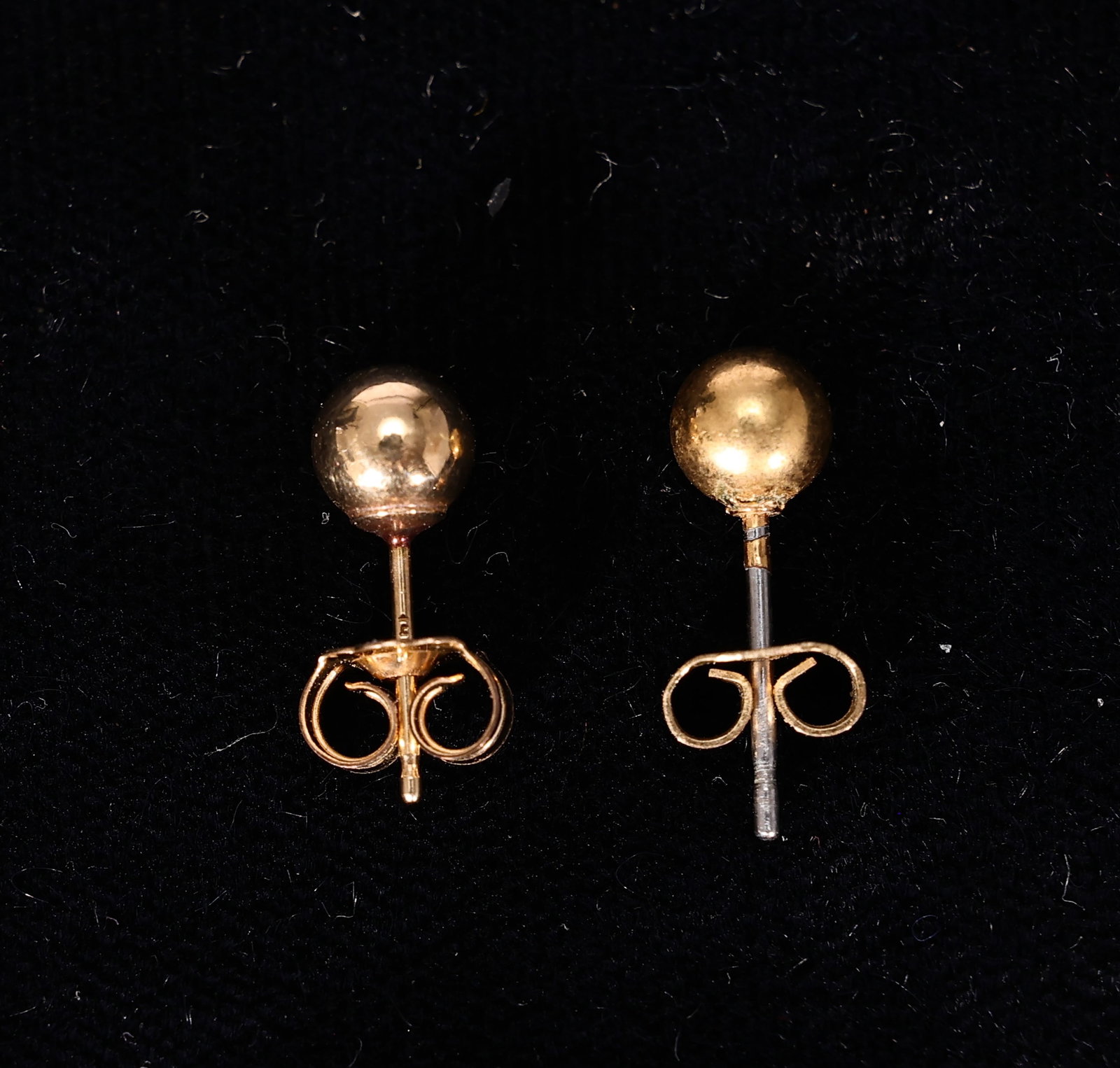 Pair of 14k Yellow Gold Ball Stud Earrings: Pair of 14k Yellow Gold Ball Stud Earrings (0.4 x 0.4 cm)
