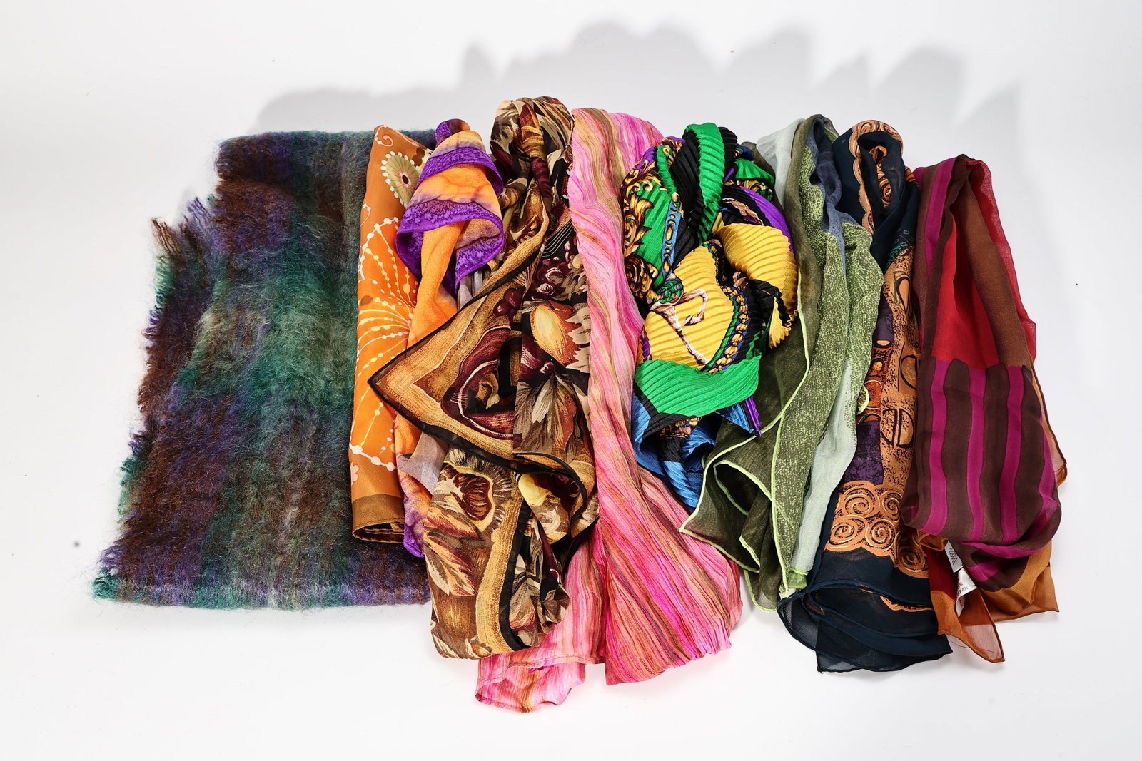 Collection of Vintage Ladies? Silk & Fashion Scarves and Wraps: Collection of Vintage Ladies Silk & Fashion Scarves and Wraps (All in different size)