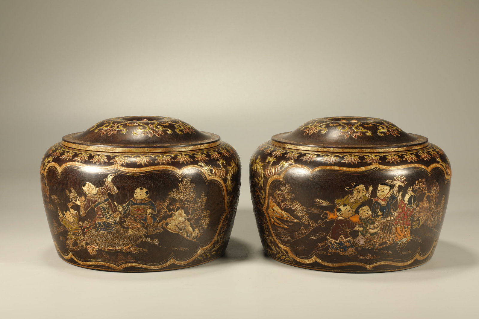 Pair of Red Sandalwood Gold Drawing Landscape and Playing Children Pattern Lid Pot: Pair of Red Sandalwood Gold Drawing Landscape and Playing Children Pattern Lid Pot (10 x 15.5cm)