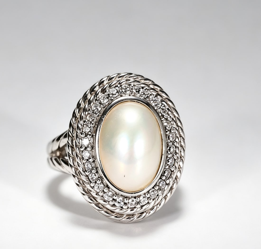 Judith Ripka Mother Of Pearl CZ Oval Sterling Silver 925 Ring Size 6: Judith Ripka Mother Of Pearl CZ Oval Sterling Silver 925 Ring Size 6 (Ring Size: 6, Total Weight: 10.5 grams)