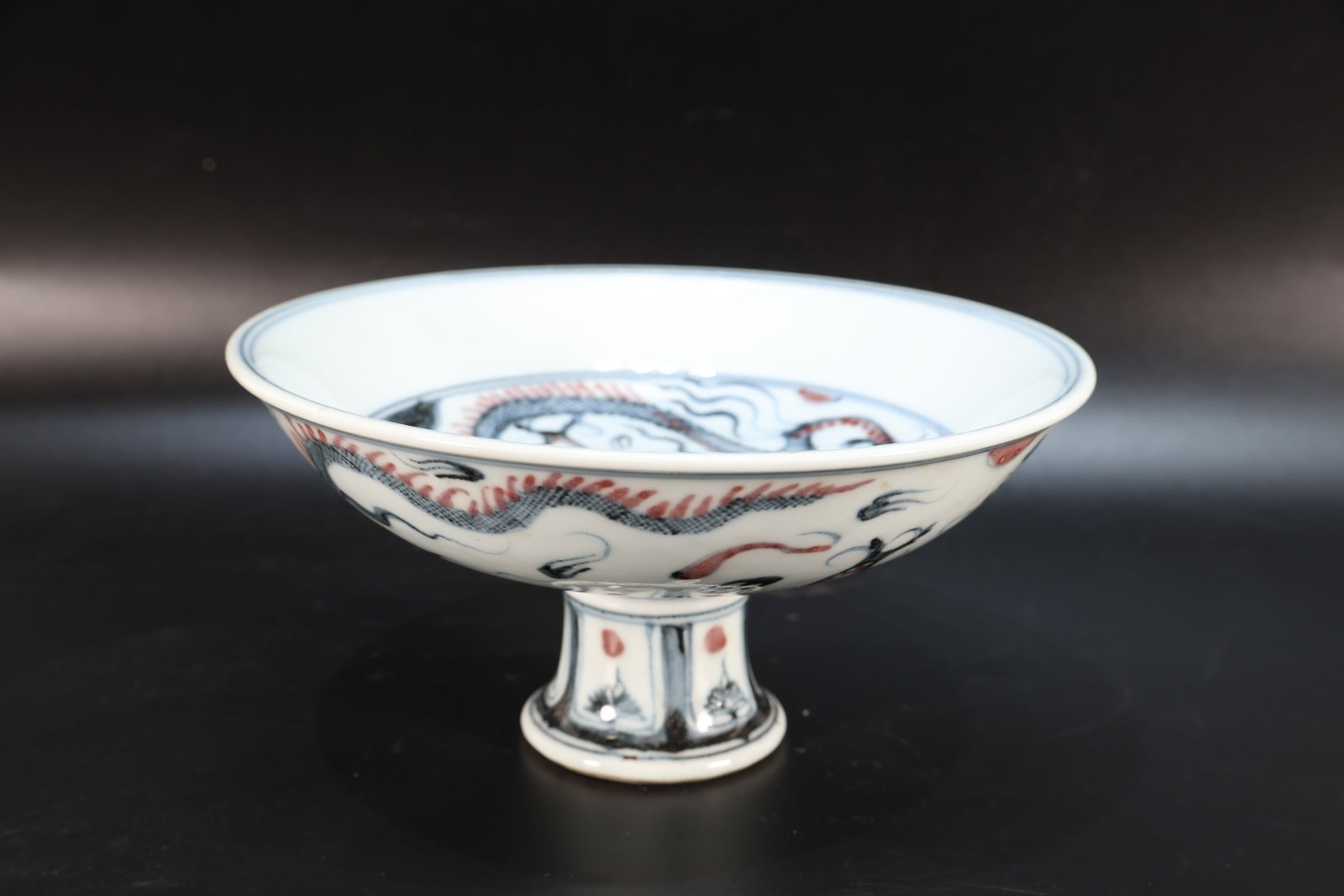 Blue and White Red Inglazed Dragon Pattern Porcelain High Foot Cup: Blue and White Red Inglazed Dragon Pattern Porcelain High Foot Cup (18 x 9cm)