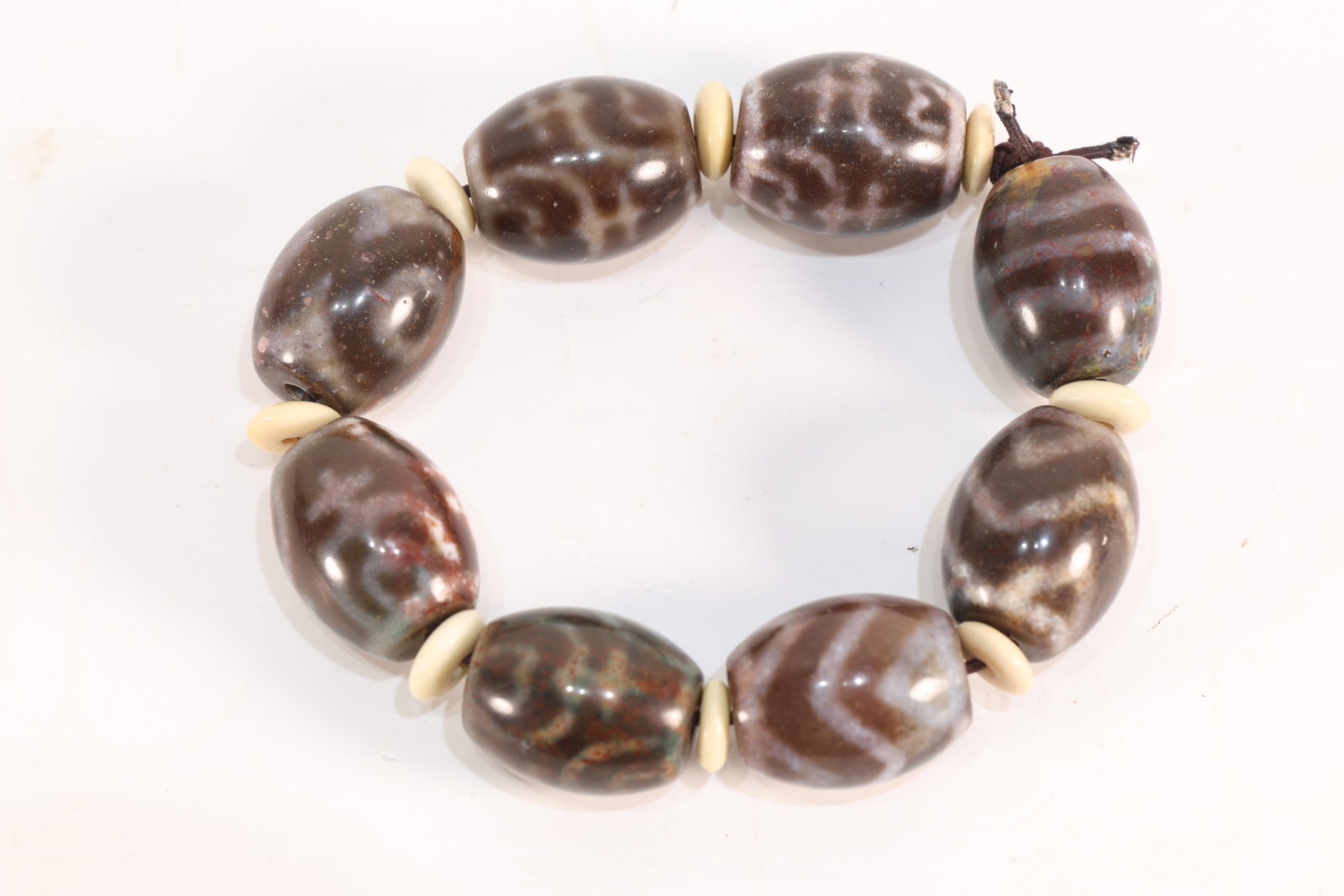 Dzi Bead Bracelet: Dzi Bead Bracelet (8 x 2cm)