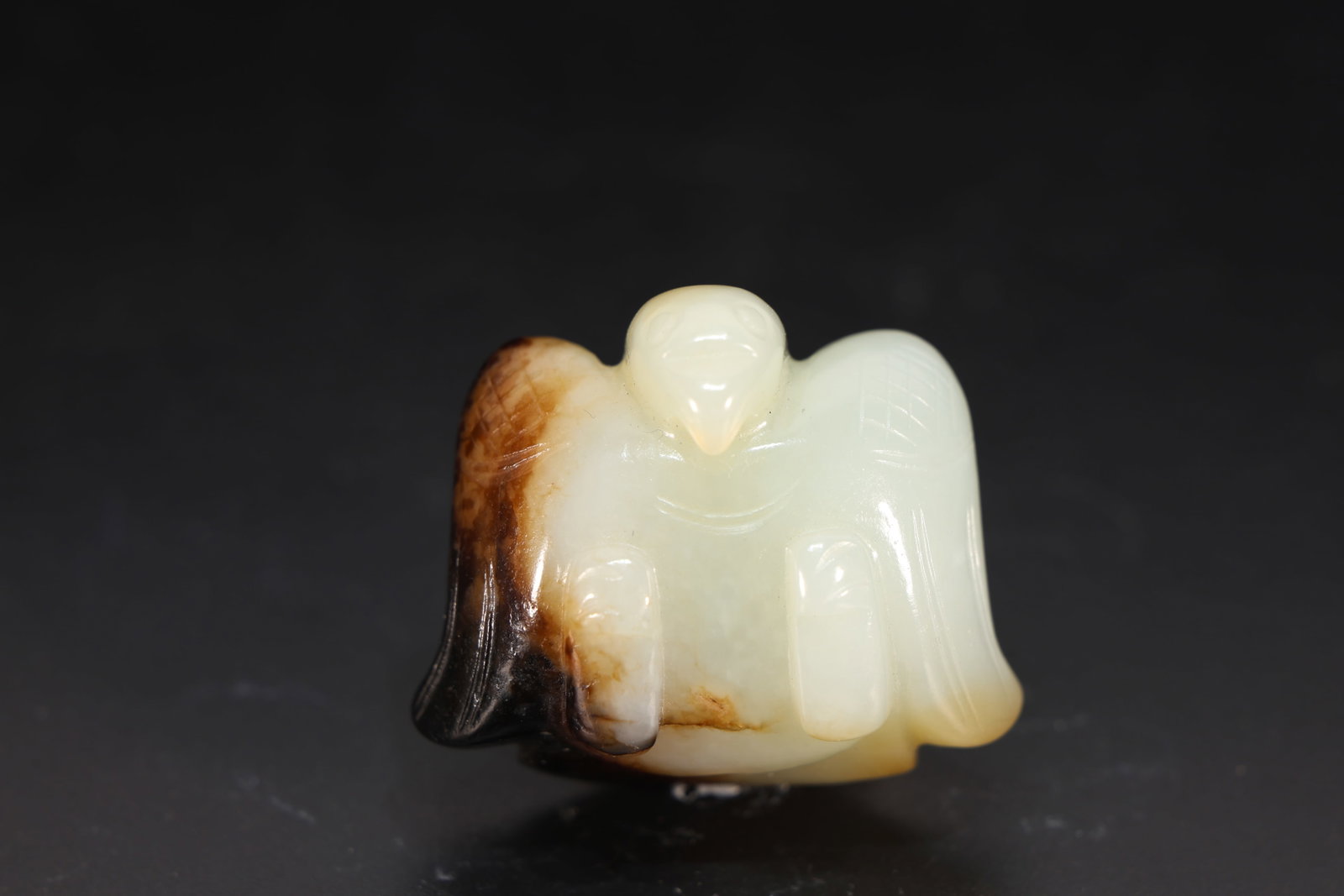 Jade Carved Bird Shape Ornament: Jade Carved Bird Shape Ornament (3.7 x 2.8 x 2.2cm)