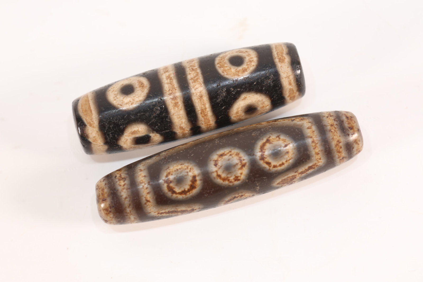 Pair of Dzi Bead: Pair of Dzi Bead (5.5 x 1.5cm)