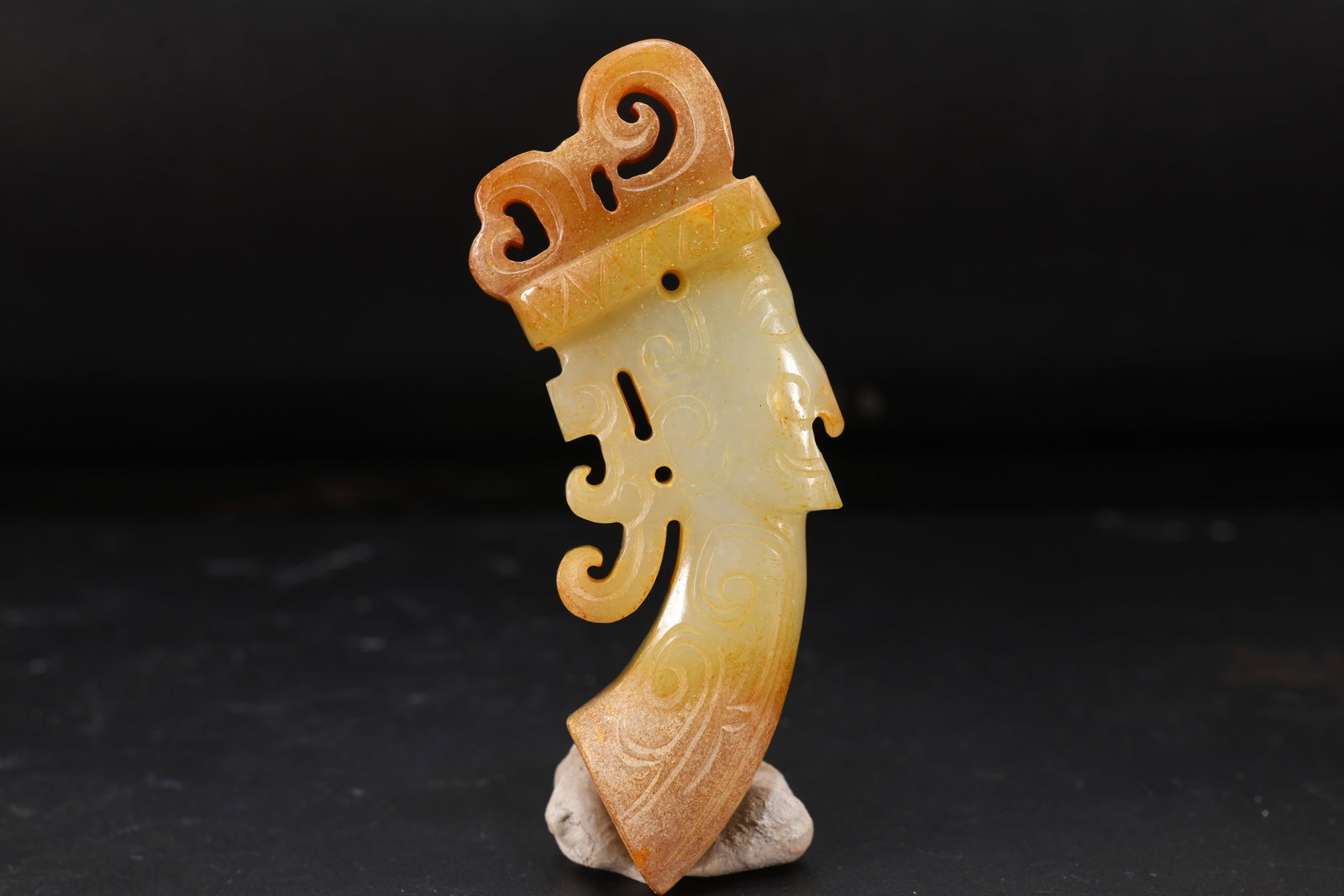 Jade Carved Character Face Pattern Bi: Jade Carved Character Face Pattern Bi (9.2 x 4 x 1.5cm)