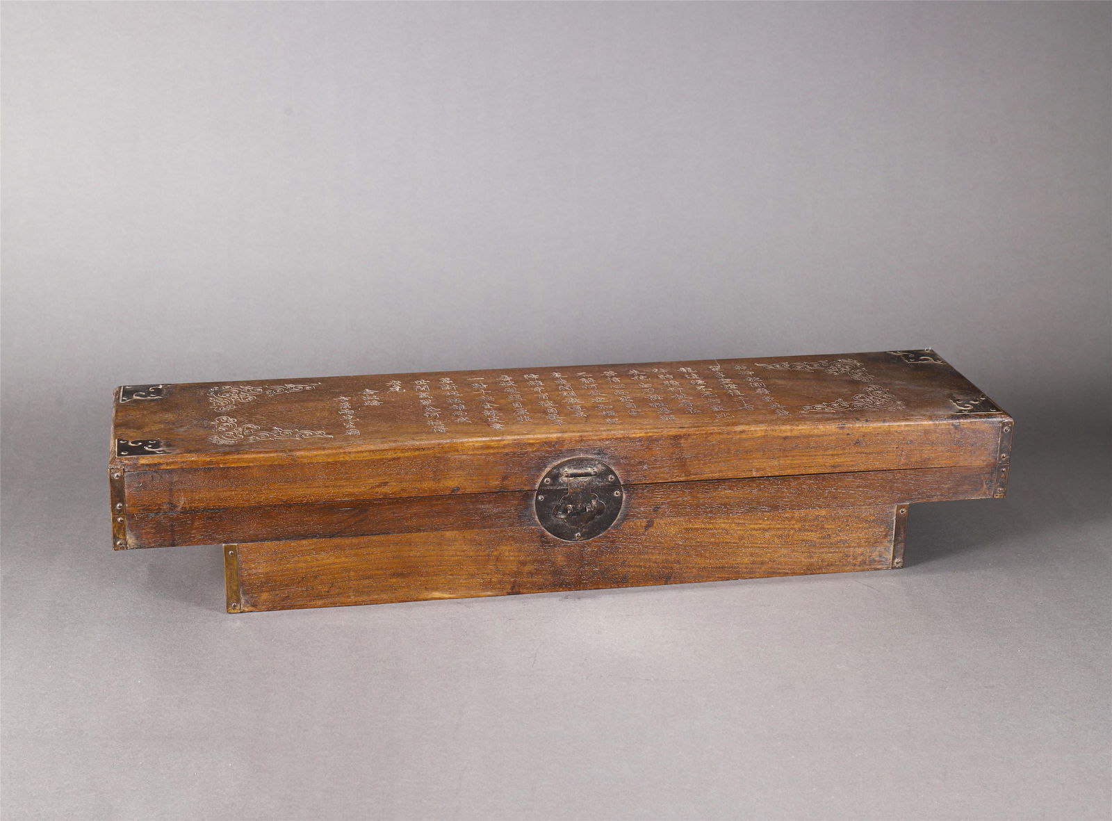 A CHINESE WOODEN LIDDED BOX WITH INSCRIPTIONS (1 of 10)