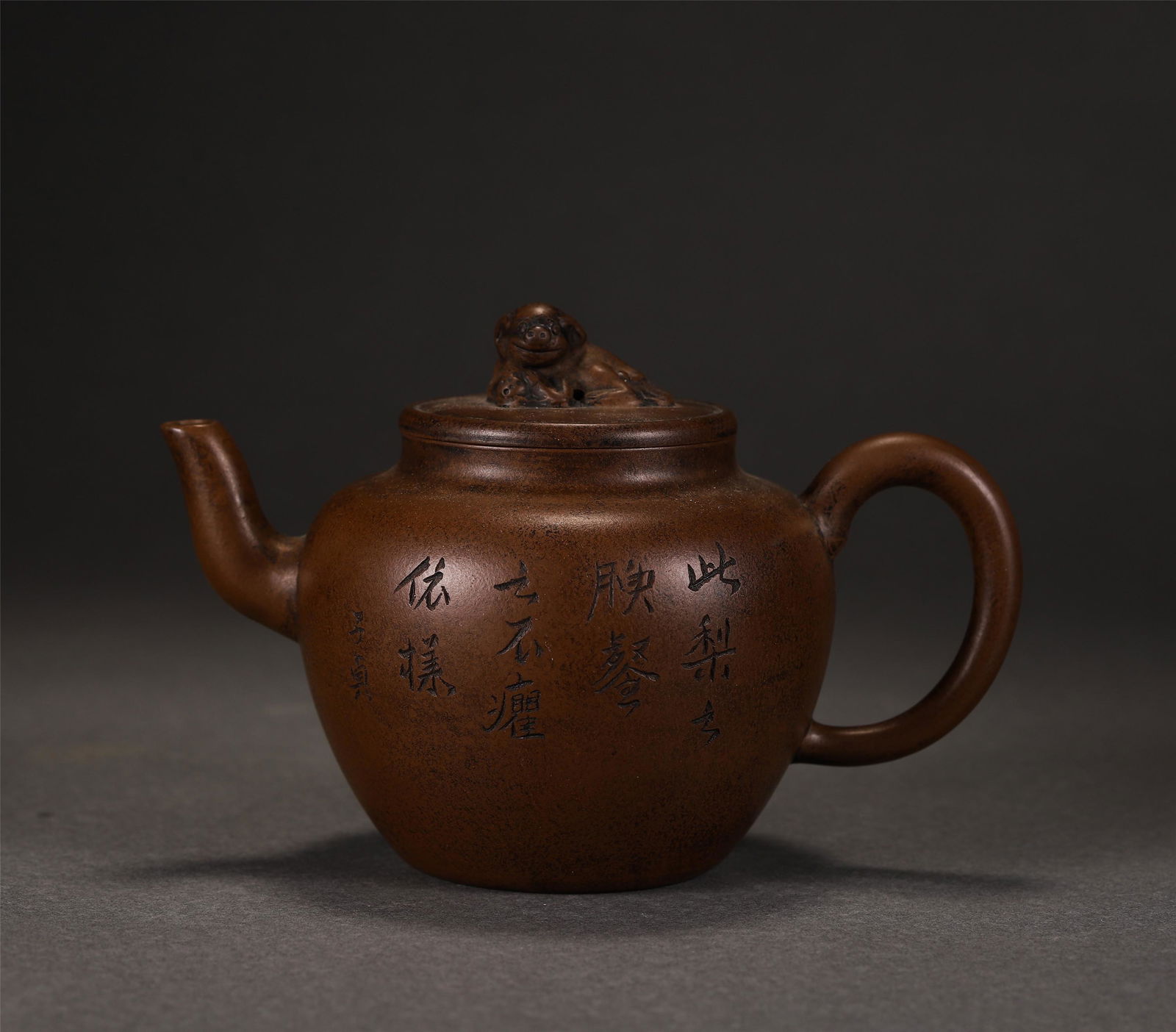 A CHINESE INSCRIBED YIXING CLAY TEA POT (1 of 10)
