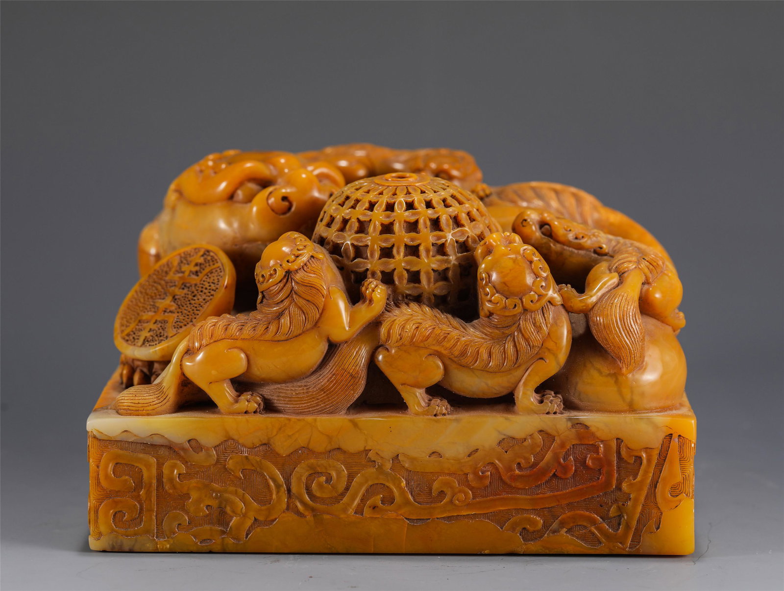 A CHINESE SOAPSTONE MOTHER-AND-SON BEASTS SEAL: L. 14 cm. W. 12 cm. H. 10 cm. Weight 2870 grams.