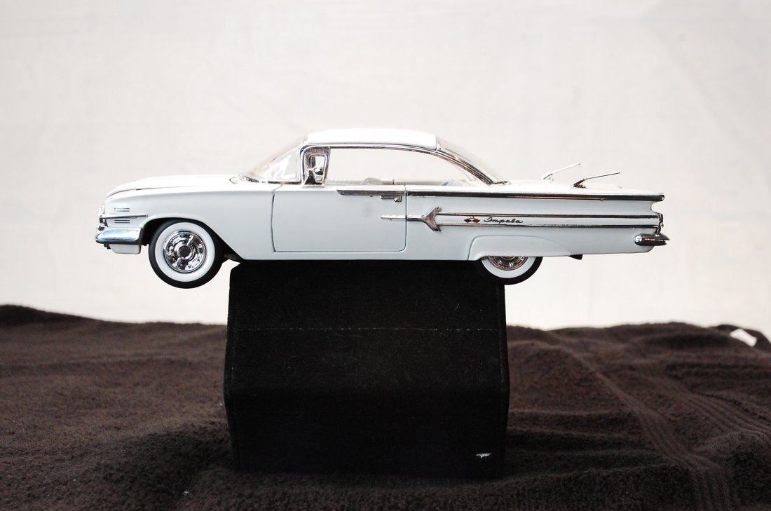 FRANKLIN MINT 1960 CHEVROLET IMPALA SPORT COUPE WHITE (1 of 8)