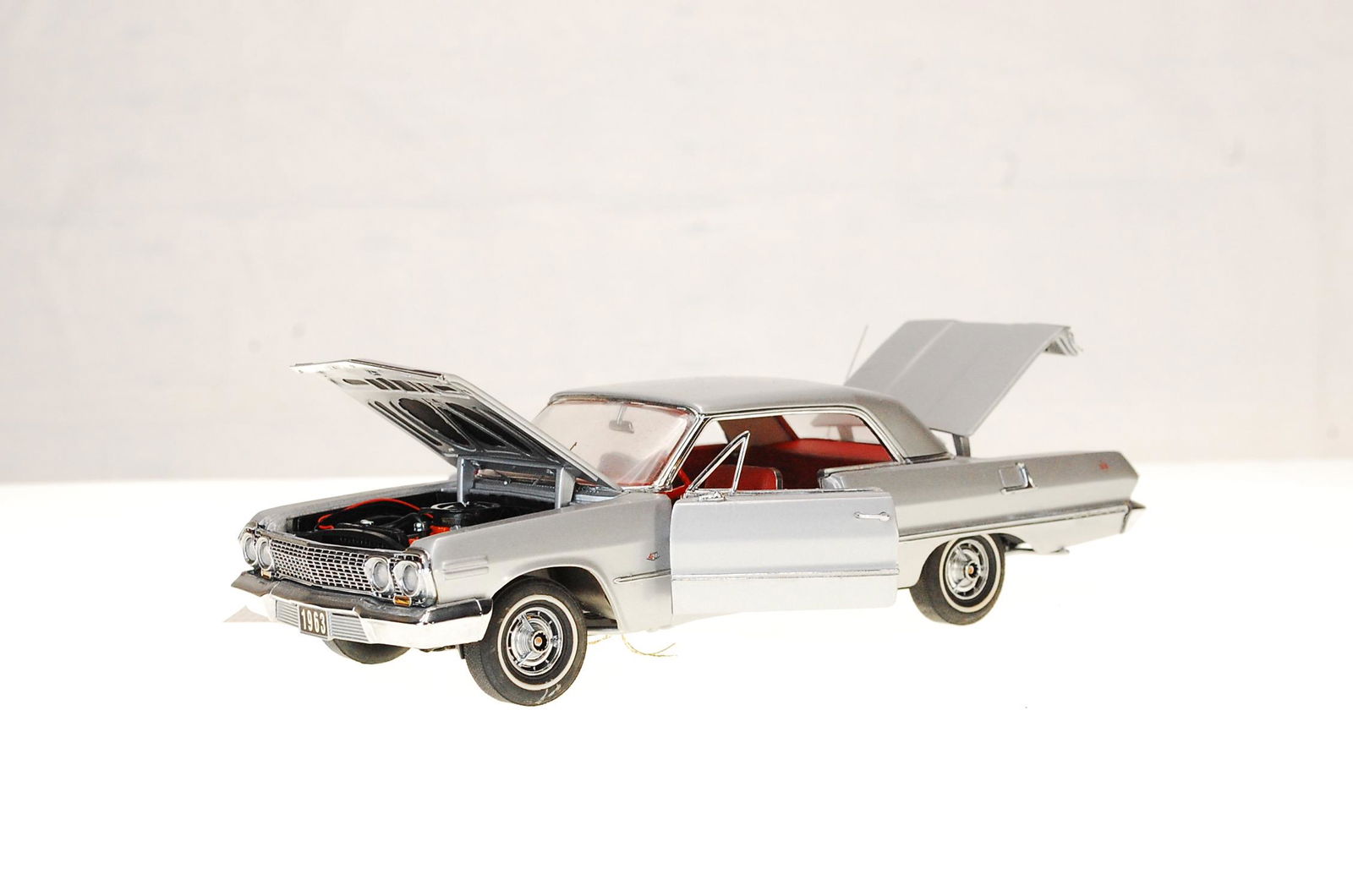 1963 CHEVROLET IMPALA SS BIG BLOCK 1:24 SCALE DIE CAST (1 of 5)