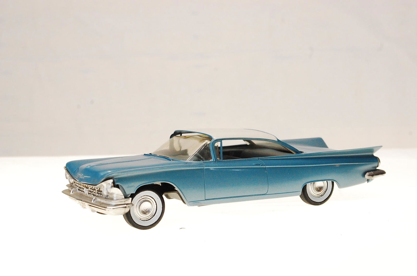 VINTAGE 1959 BUICK INVICTA FRICTION PROMO CAR (1 of 5)