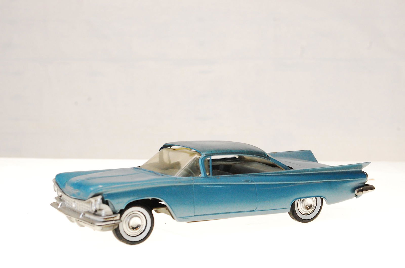 VINTAGE 1959 BUICK INVICTA FRICTION PROMO CAR (1 of 5)