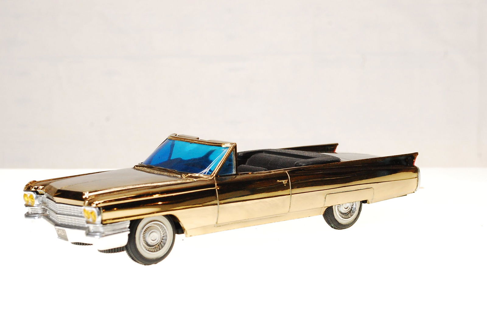 VINTAGE CADILLAC AM RADIO TOY CAR (1 of 5)