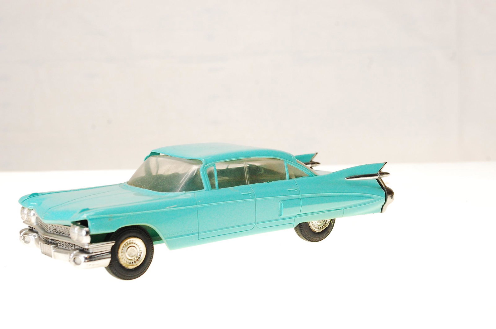 VINTAGE JO-HAN 1959 CADILLAC FLEETWOOD: 1959 CADILLAC FLEETWOOD , NEEDS HOOD REPAIR!!!!...HAS FRICTION CHASSIS....