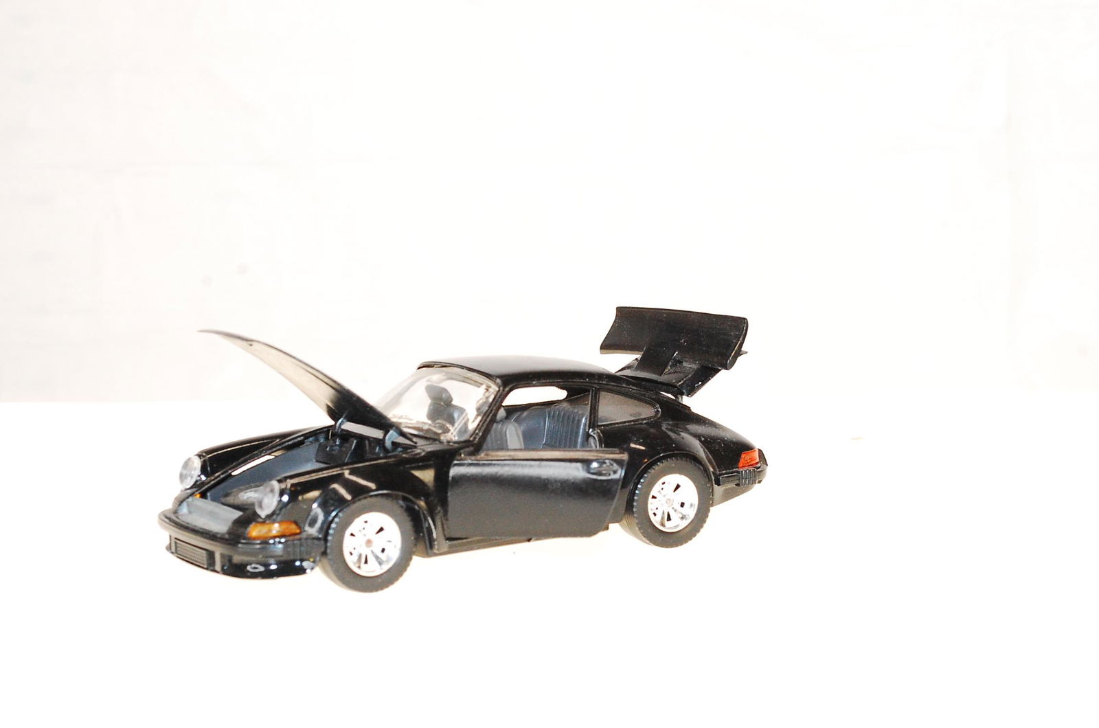 DIE CAST BURAGO PORSCHE 911S (1 of 9)