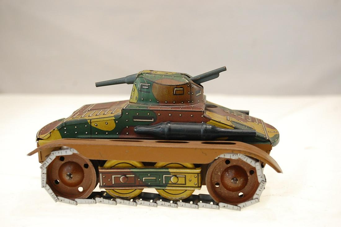 VINTAGE FOREIGN GERMAN TIN-PLATE WIND-UP A680 TANK (1 of 4)
