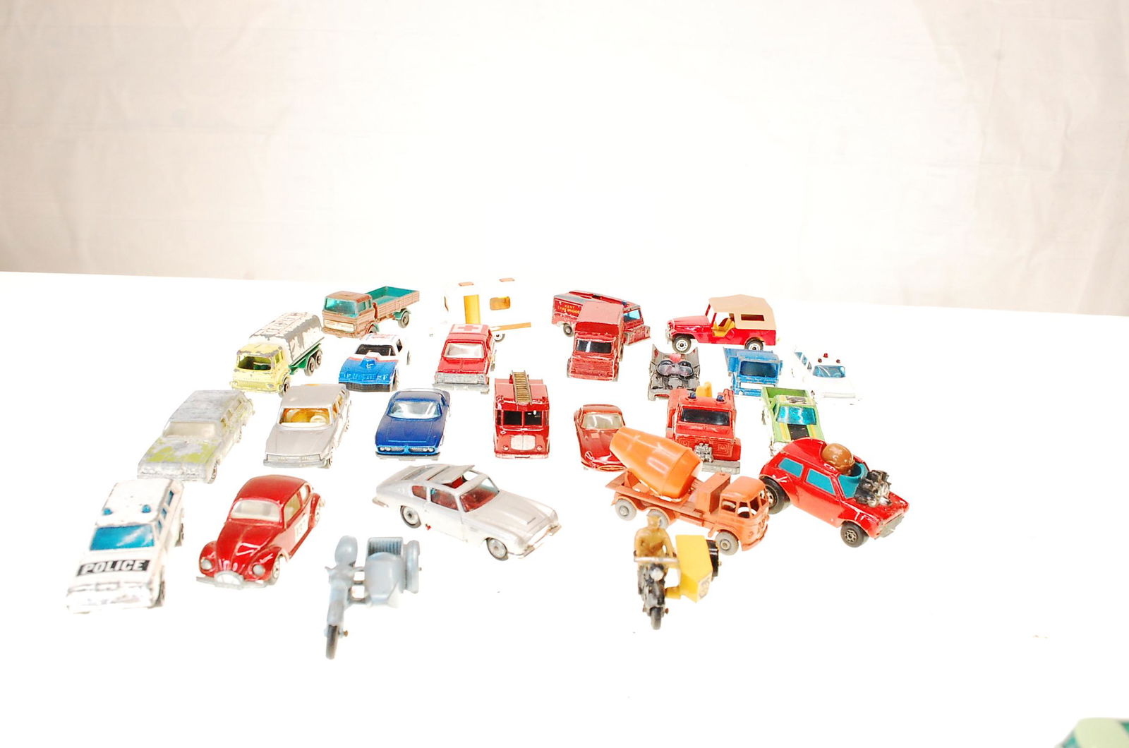 ASSORTED DIE CAST CARS 25 CARS (1 of 9)
