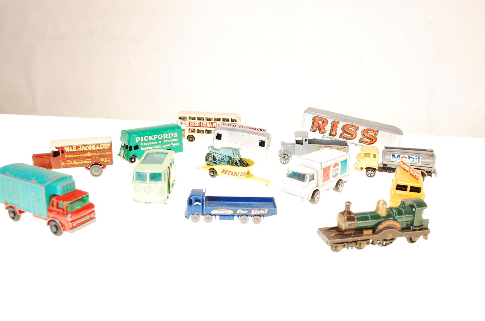 ASSORTED DIE CAST CARS 14 TRUCKS AND A TRAIN (1 of 7)