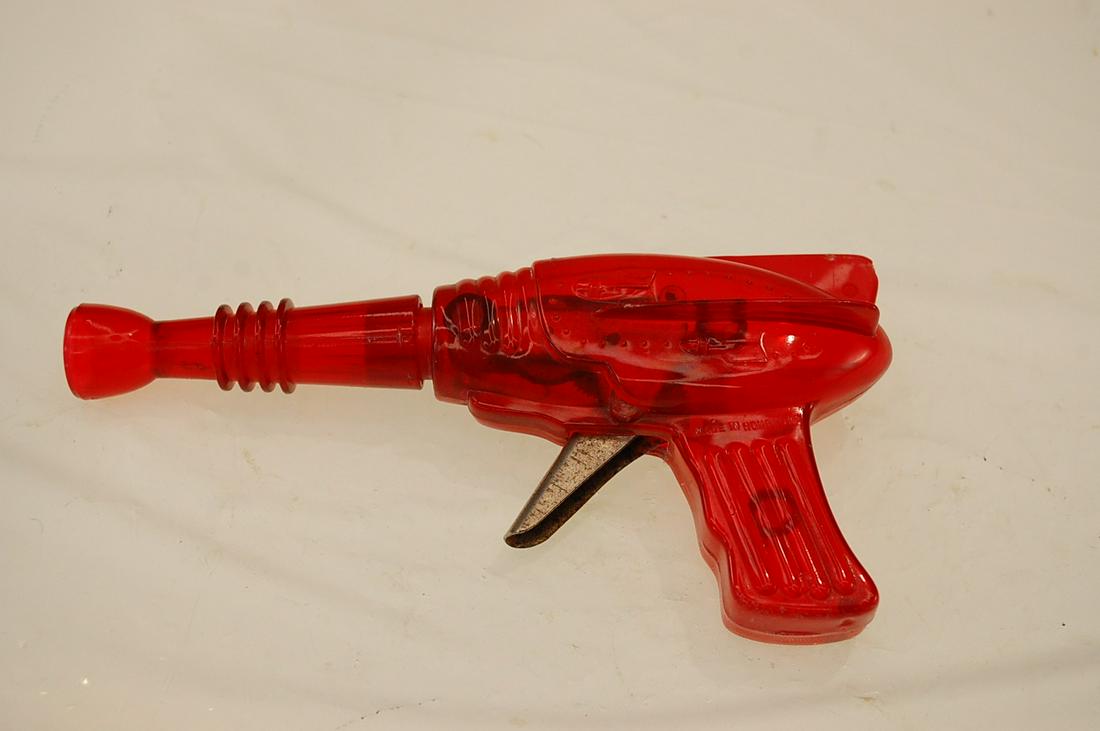 VINTAGE RED SPARKING FRICTION PLASTIC SPACE RAY GUN: VINTAGE RED SPARKING FRICTION PLASTIC SPACE RAY GUN WORKING MADE IN HONG KONG