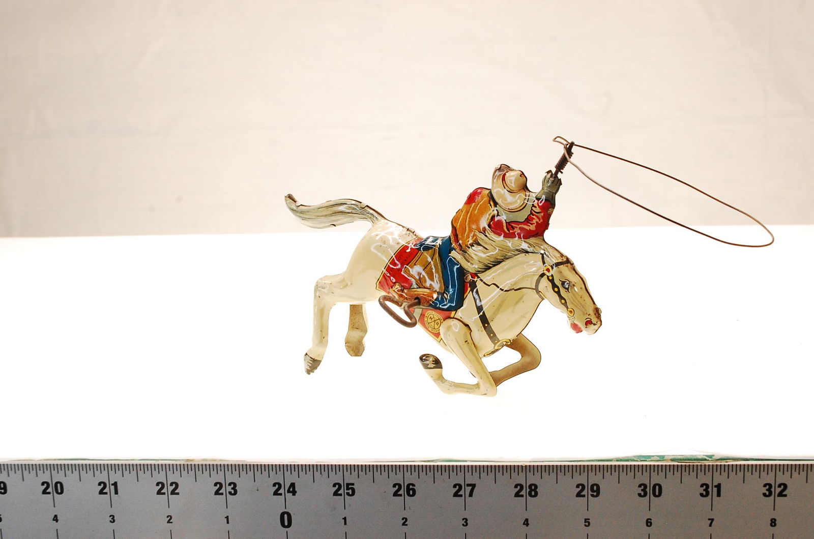 VINTAGE MAR TOYS WIND UP TIN COWBOY: Vintage Marx wind up toy of cowboy on horse!Good cosmetic condition given the age,WIND UP WORKS!Measures roughly: 8" long x 6" (10" including lasso)Marked: "MARS TOYS MADE IN USA"Vintage antique tin w