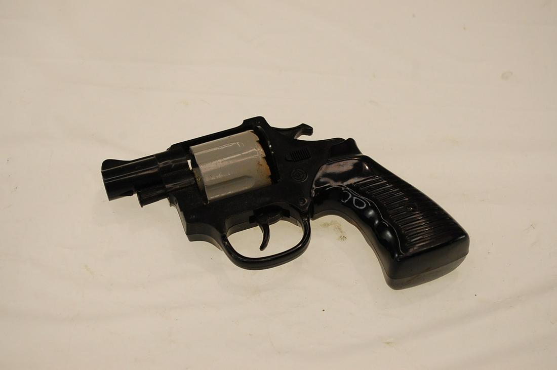 VINTAGE TOY CAP PISTOL: vintage toy cap gun with 10 rings of caps 12 shots in each ring 45 cal.