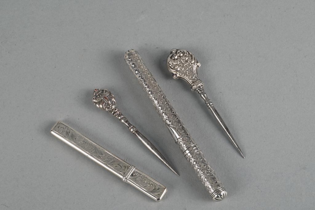 Two Dutch silver needle cases, second amount and 2: Two Dutch silver needle cases, second amount and 2 Dutch silver parts of a chatelaine, approx. 34 grams (4x)