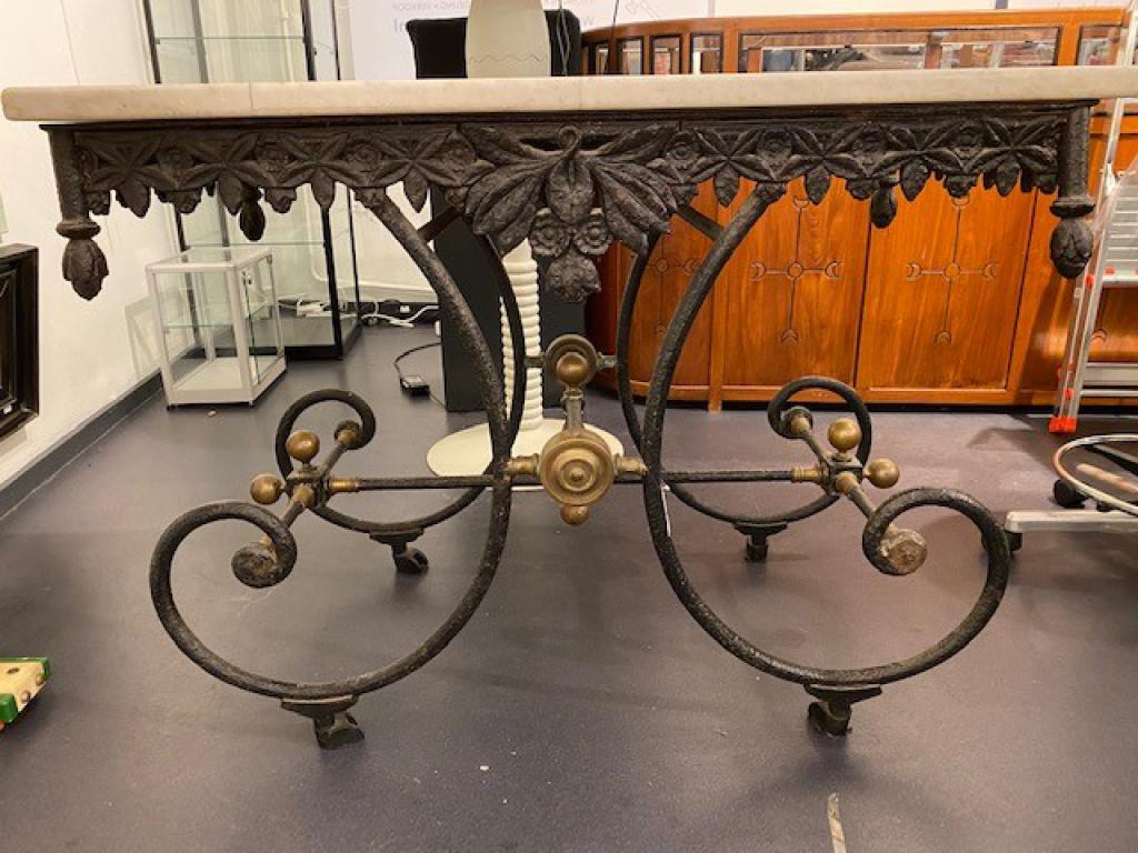Antique wrought iron butcher's table, 19th/20th century, with white marble top (restored), dim. 80 x: Antique wrought iron butcher's table, 19th/20th century, with white marble top (restored), dim. 80 x 108 x 59 cm.