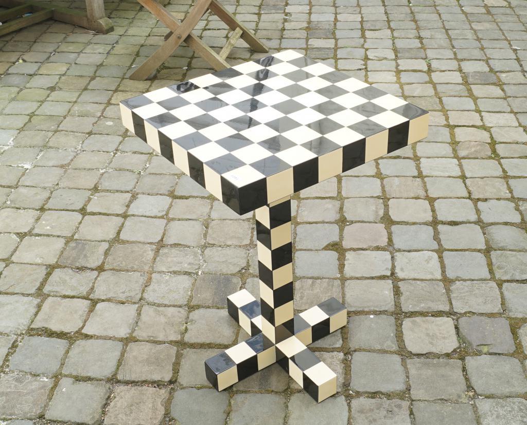 Moooi table 'Chess', dim. 60 x 40 x 40 cm, wear and tear: Moooi table 'Chess', dim. 60 x 40 x 40 cm, wear and tear