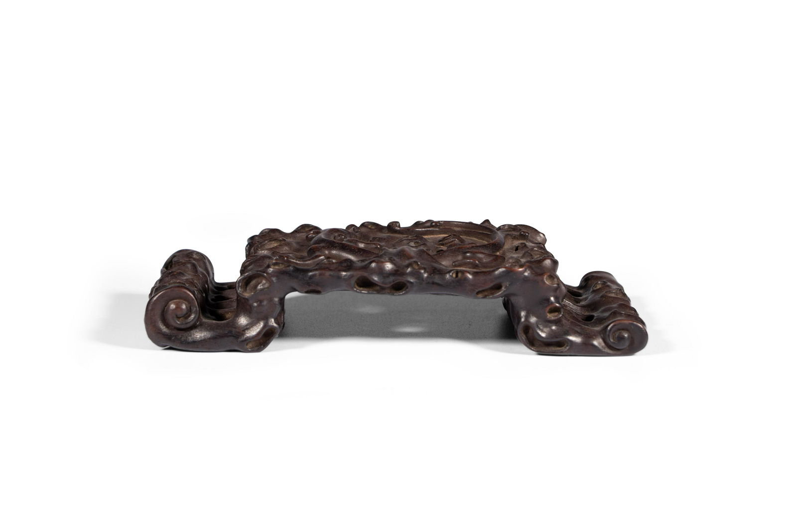 A Chinese carved zitan wood brush rest H 2,8 cm - L 18 (1 of 6)