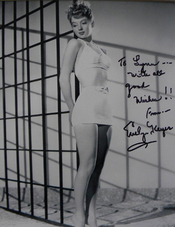 Evelyn Keyes signed photograph, 8 x 10: Evelyn Keyes signed photograph, 8 x 10, Facts: Evelyn Louise Keyes (1916 –2008) American film actress. She is best known as Suellen O'Hara in the 1939 film “Gone with the Wind”. She was under co