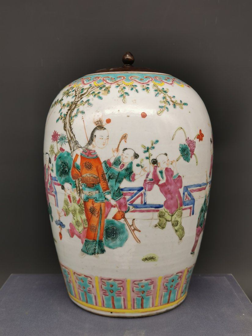 A Large Chinese Famille Rose Porcelain Jar,Qing Dynasty (1 of 5)