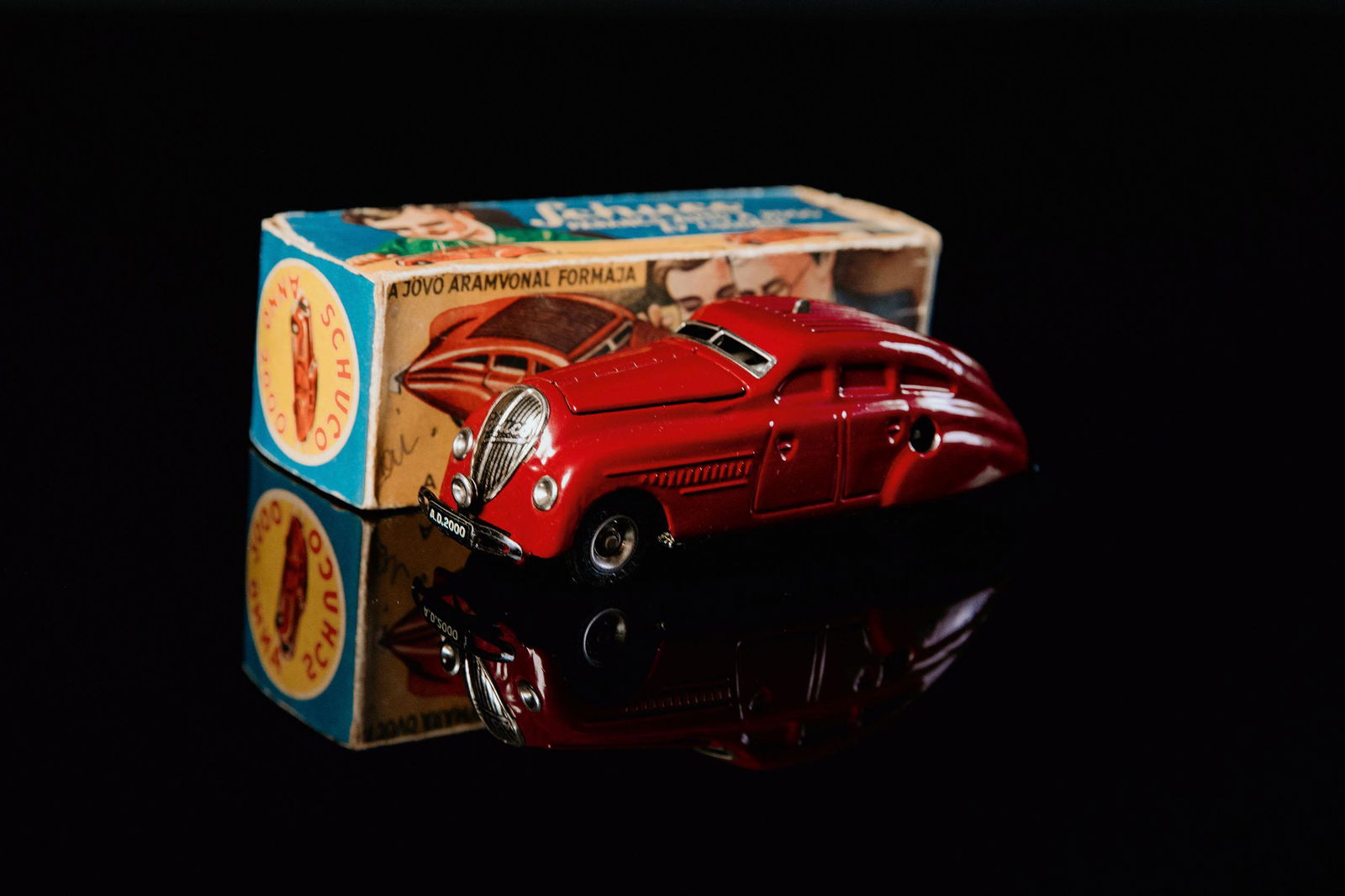 Schuco 2000 Maybach Kommando Auto: Tin toy, clockwork drive, function tested, hand-painted, wine red, D 1940, L 14 cm, perfect condition, radiator grill perfect, base plate lithographed, first version, chrome rims, clockwork on the oth