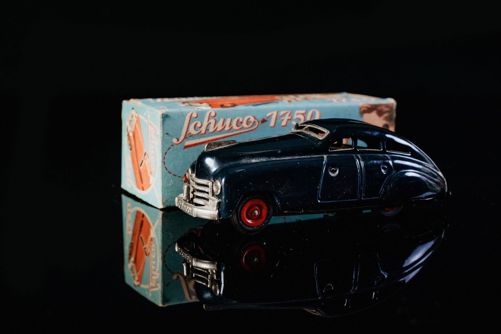 Schuco Garagenauto 1750: Tin toy, clockwork drive, function tested, hand-painted, black-blue, U.S. - Zone, around 1955 to 1962, L 14,5 cm, good original condition with small paint defects on the bonnet, chrome parts very good