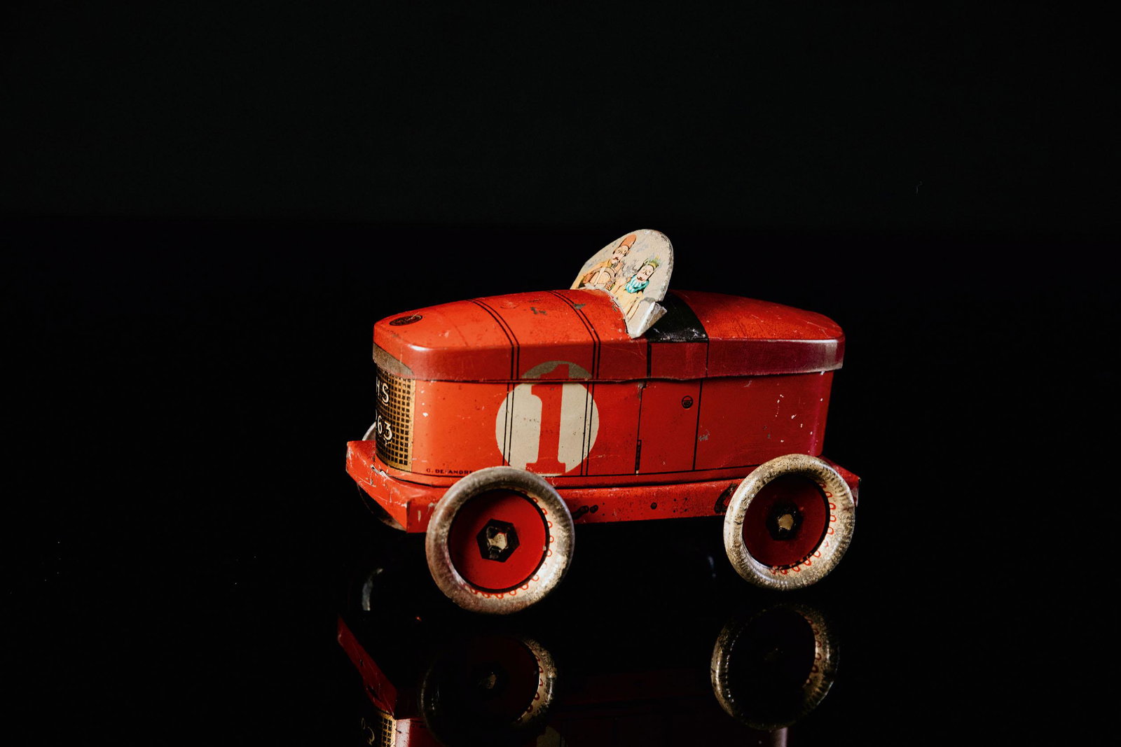 G.Deandreis Keksdosenauto: Tin toy, lithographed, colour red gold, 1910s, 17 cm, good condition, lithographed, without drive, two figures, HS-263Blechspielzeug, lithographiert, Farbe rot gold, 1910er Jahre, 17 cm, guter bespiel