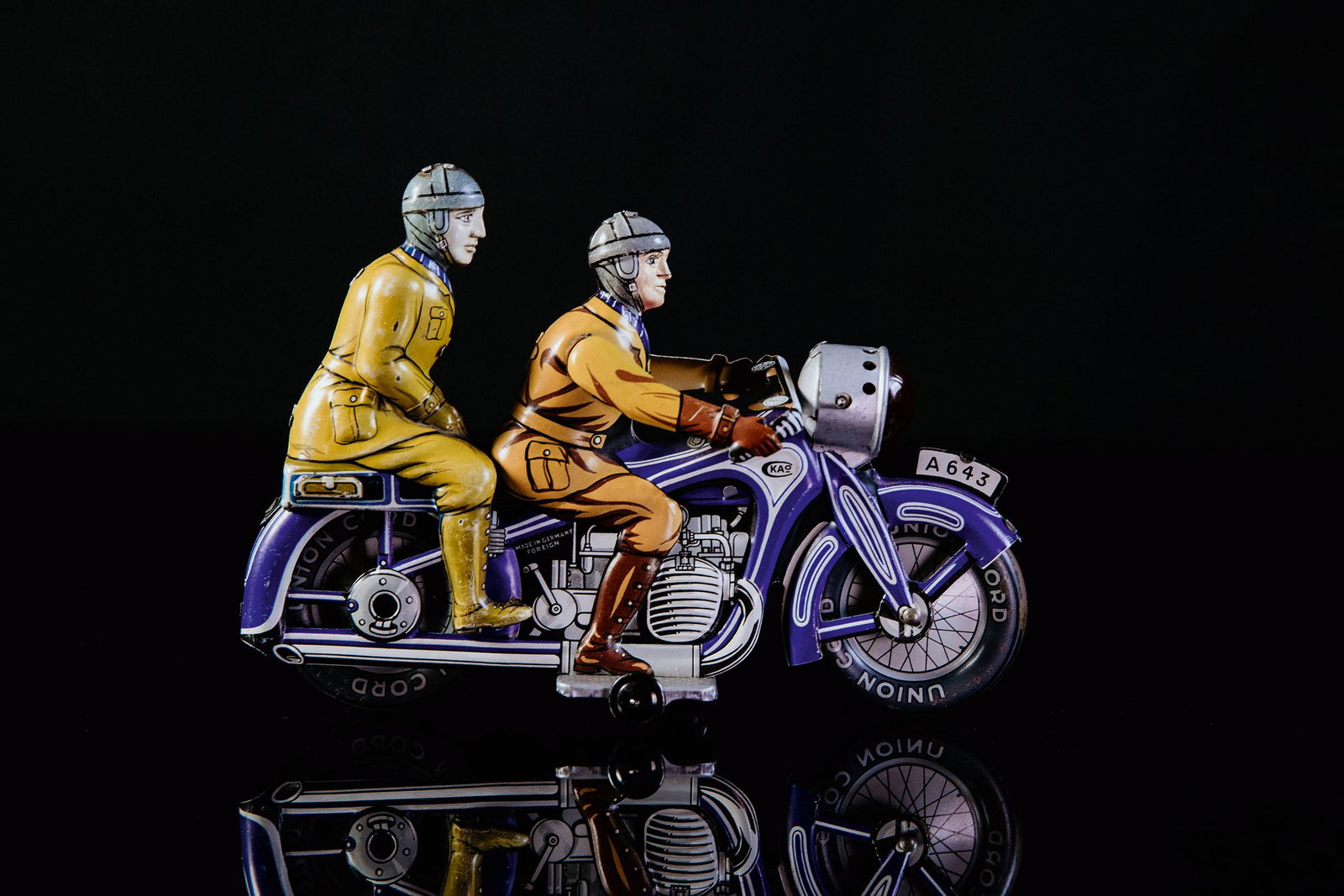 Arnold Funkenmotorrad 643: Tin toy, clockwork drive, function tested, lithographed, blue, 40ies, Germany, 19 cm, very good condition, most sought-after version with pillion passengerBlechspielzeug, Uhrwerk-Antrieb, Funktion gep