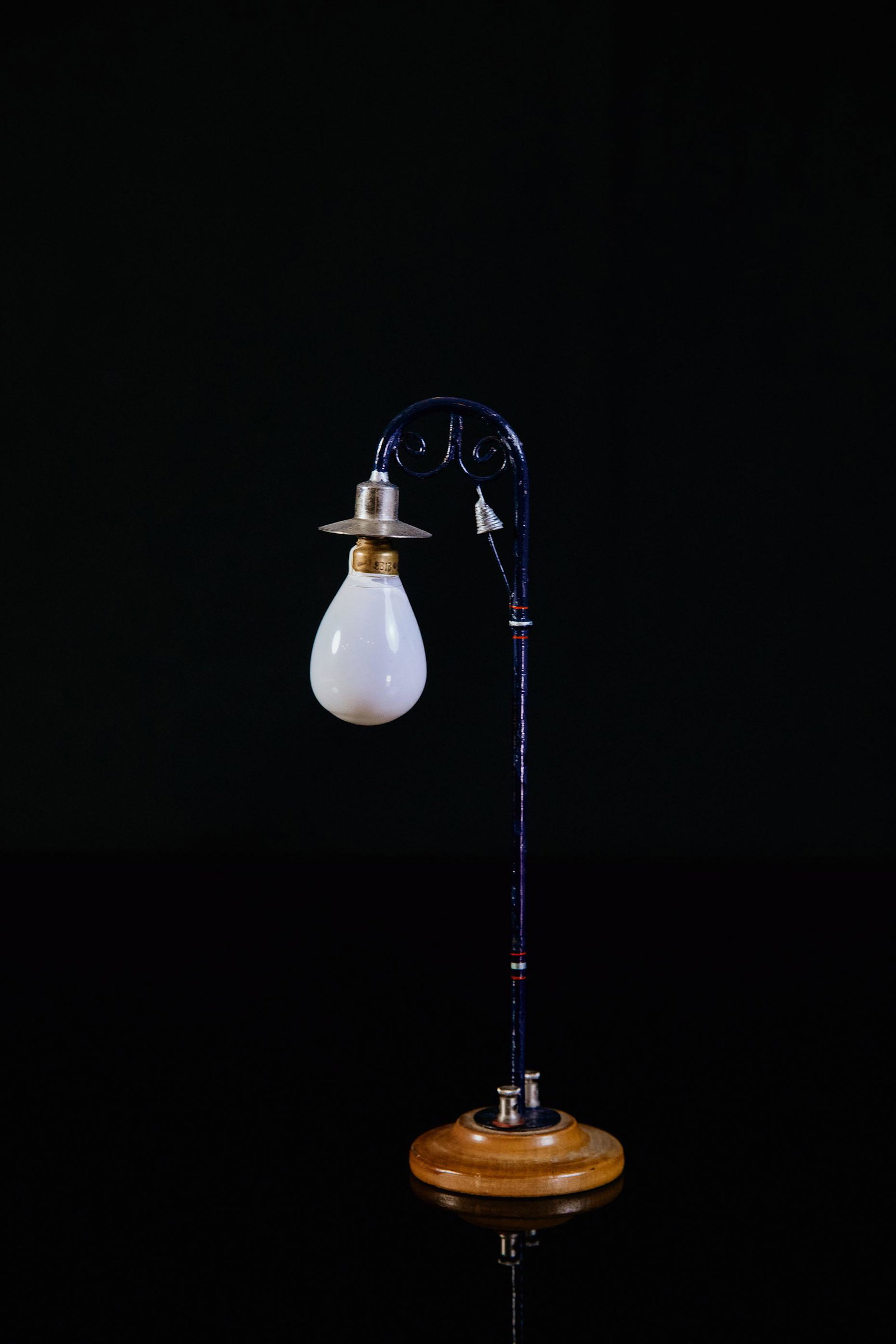 MÃ¤rklin elektr. StraÃŸenlampe: tin, gauge 0, hand painted, colour blue, 1910s, Made in Germany, 21 cm, good condition, small coloured repairs, wooden baseBlech, Spur 0, handlackiert, Farbe blau, 1910er Jahre, Made in Germany, 21 cm